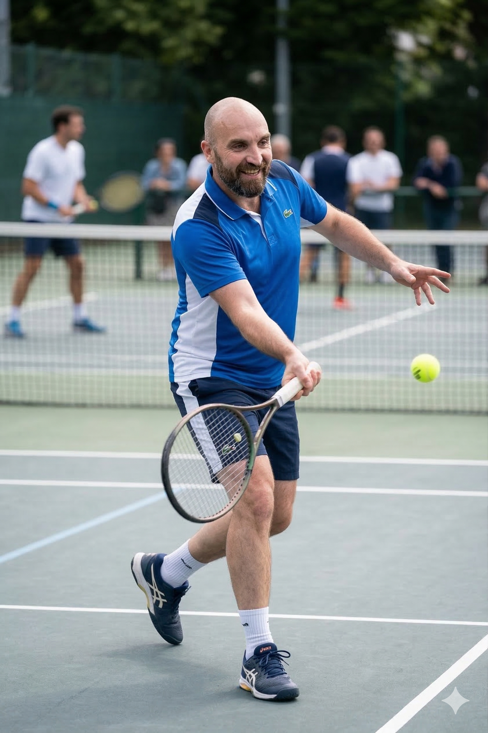 FX dans une affiche de campagne au thème tennis.